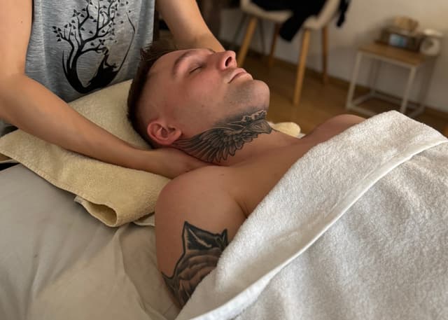 Masáž tváre a hlavy